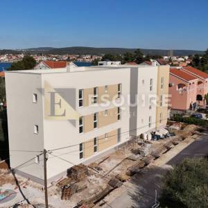 SUKOŠAN - Trosoban stan u prizemlju S2 samo 60m od mora - 91m2