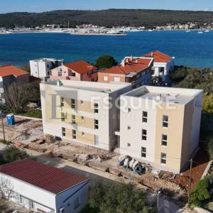 SUKOŠAN - Trosoban stan u prizemlju S2 samo 60m od mora - 91m2
