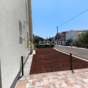 SUKOŠAN - Trosoban stan u prizemlju S2 samo 60m od mora - 91m2