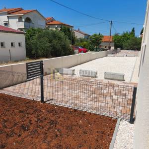 SUKOŠAN - Trosoban stan u prizemlju S2 samo 60m od mora - 91m2