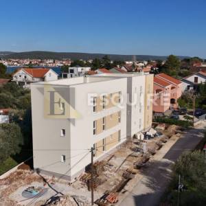 SUKOŠAN - Trosoban stan u prizemlju S2 samo 60m od mora - 91m2