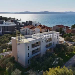 SUKOŠAN - Trosoban stan u prizemlju S2 samo 60m od mora - 91m2