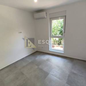 SUKOŠAN - Trosoban stan u prizemlju S2 samo 60m od mora - 91m2