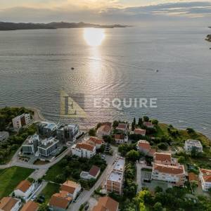 SUKOŠAN - Trosoban stan u prizemlju S2 samo 60m od mora - 91m2