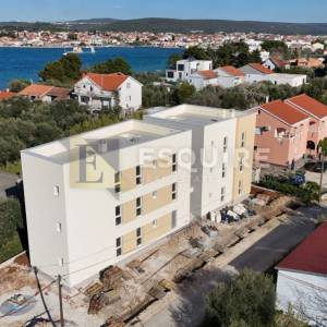 SUKOŠAN - Trosoban stan u prizemlju S2 samo 60m od mora - 91m2