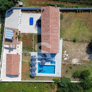 Svetvinčenat - kamena kuća s bazenom, 4 spavaće i okućnicom