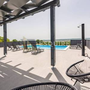 TINJ - LUKSUZNA VILLA s velikom okucnicom