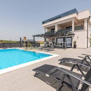 TINJ - LUKSUZNA VILLA s velikom okucnicom