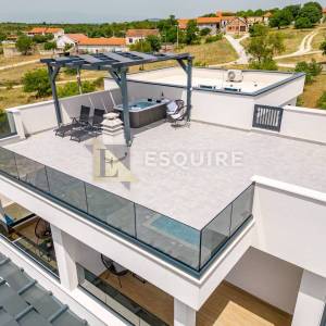 TINJ - LUKSUZNA VILLA s velikom okucnicom