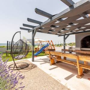 TINJ - LUKSUZNA VILLA s velikom okucnicom