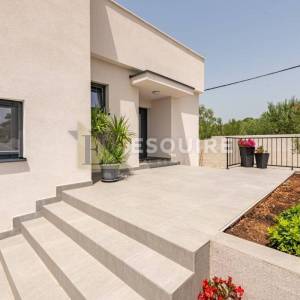 TINJ - LUKSUZNA VILLA s velikom okucnicom