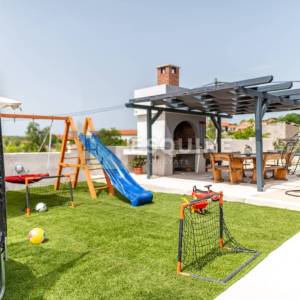 TINJ - LUKSUZNA VILLA s velikom okucnicom