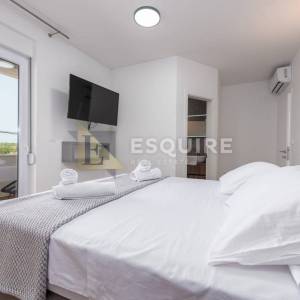TINJ - LUKSUZNA VILLA s velikom okucnicom
