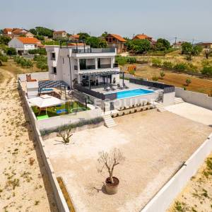 TINJ - LUKSUZNA VILLA s velikom okucnicom