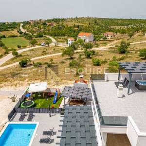 TINJ - LUKSUZNA VILLA s velikom okucnicom