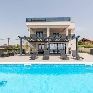 TINJ - LUKSUZNA VILLA s velikom okucnicom