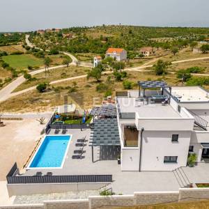 TINJ - LUKSUZNA VILLA s velikom okucnicom