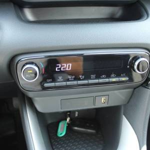 Toyota Yaris 1.5 Hybrid AUTOMATIK *NAVIGACIJA, KAMERA*