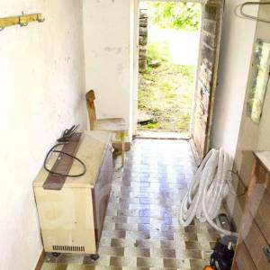 TRI KAMENE KUĆE SA PROSTRANOM GRAĐEVINSKOM OKUĆNICOM