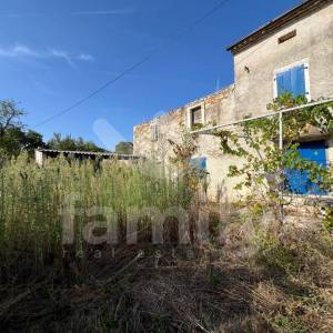 TRI KUĆE ZA RENOVACIJU NA MIRNOJ LOKACIJI