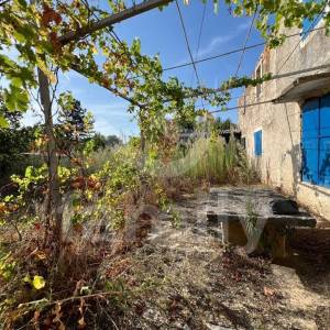 TRI KUĆE ZA RENOVACIJU NA MIRNOJ LOKACIJI