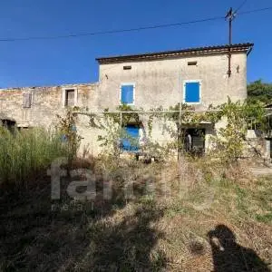 TRI KUĆE ZA RENOVACIJU NA MIRNOJ LOKACIJI