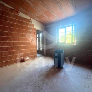TRI KUĆE ZA RENOVACIJU NA MIRNOJ LOKACIJI