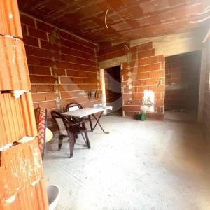 TRI KUĆE ZA RENOVACIJU NA MIRNOJ LOKACIJI