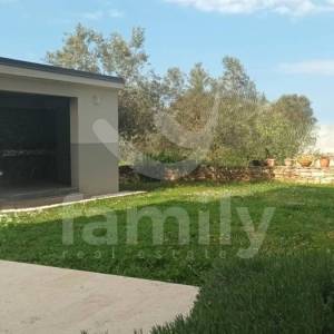 TROSOBAN STAN S VRTOM, TERASOM I MEDITERANSKIM ŠARMOM