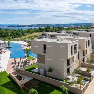 Umag. Alberi. Luksuzni resort s krovnim infinity bazenom!