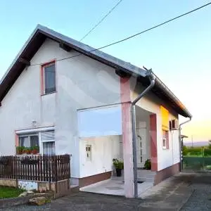 UREDNA OBITELJSKA KUĆA S PODRUMOM I PROSTRANOM OKUĆNICOM U LAĐEVCU