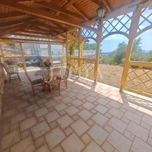Vila s bazenom i dvije garaže na parceli od 2500m2