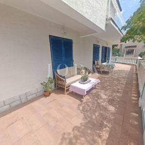 Vila s bazenom i dvije garaže na parceli od 2500m2