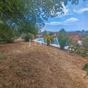Vila s bazenom i dvije garaže na parceli od 2500m2