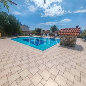 Vila s bazenom i dvije garaže na parceli od 2500m2