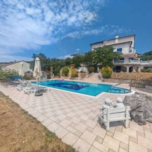 Vila s bazenom i dvije garaže na parceli od 2500m2