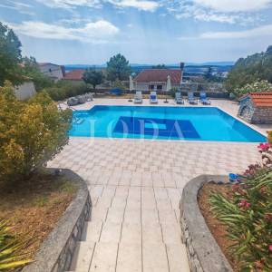Vila s bazenom i dvije garaže na parceli od 2500m2