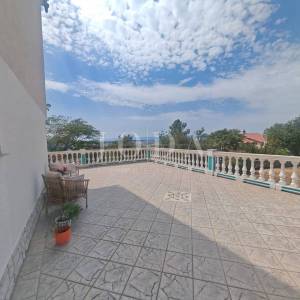 Vila s bazenom i dvije garaže na parceli od 2500m2