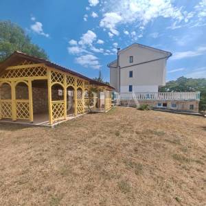 Vila s bazenom i dvije garaže na parceli od 2500m2