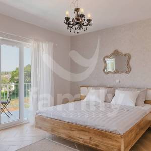 VILA SA KONOBOM I BAZENOM BLIZU PLAŽE I GRADA