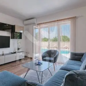 VILA SA KONOBOM I BAZENOM BLIZU PLAŽE I GRADA
