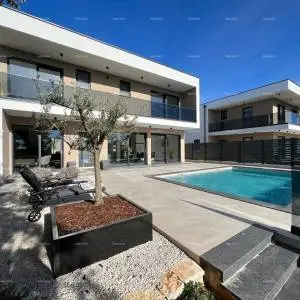 Villa modernog dizajna s bazenom-prodaja, Svetvinčenat!