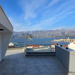 Vinjerac -  trosoban penthouse s krovnom terasom i panoramskim pogledom na more!!