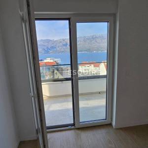 Vinjerac -  trosoban penthouse s krovnom terasom i panoramskim pogledom na more!!