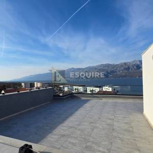 Vinjerac -  trosoban penthouse s krovnom terasom i panoramskim pogledom na more!!