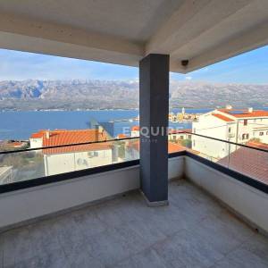 Vinjerac -  trosoban penthouse s krovnom terasom i panoramskim pogledom na more!!