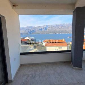 Vinjerac -  trosoban penthouse s krovnom terasom i panoramskim pogledom na more!!