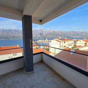 Vinjerac -  trosoban penthouse s krovnom terasom i panoramskim pogledom na more!!