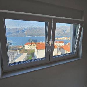 Vinjerac -  trosoban penthouse s krovnom terasom i panoramskim pogledom na more!!