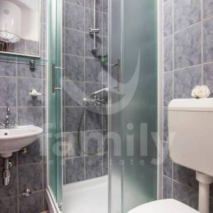 VIŠESTAMBENA KUĆA SA DVA POSLOVNA PROSTORA I APARTMANIMA